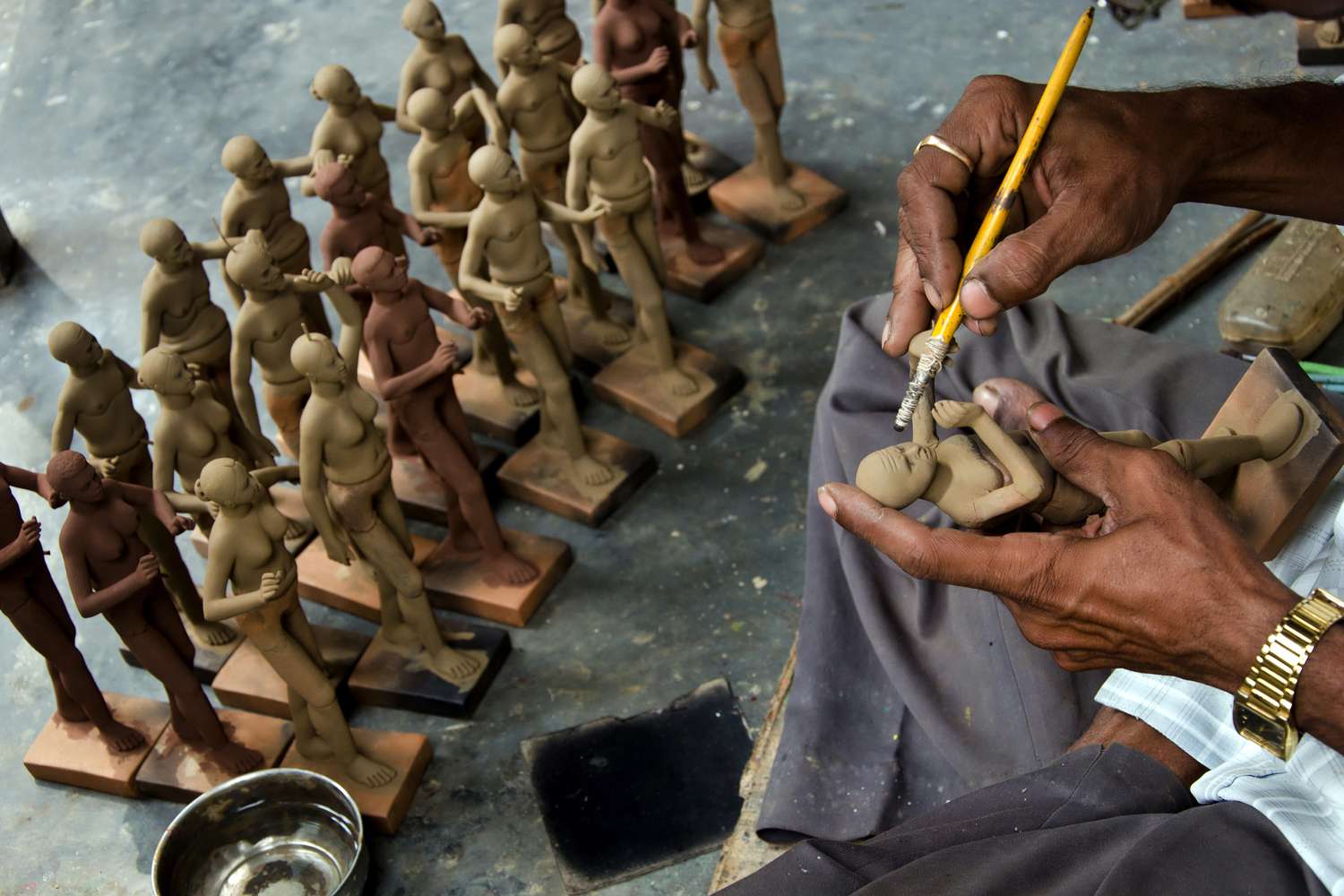 男人在Krisnanagar泥娃娃,西孟加拉邦,印度