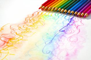 一排排的彩色铅笔和彩色线条