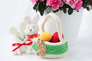 自制钩针编织的白色复活节兔子