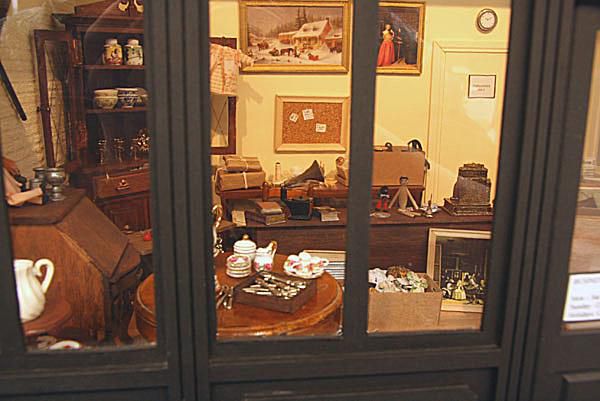 一个古典古董店的内部，摆满了收藏品和家具。