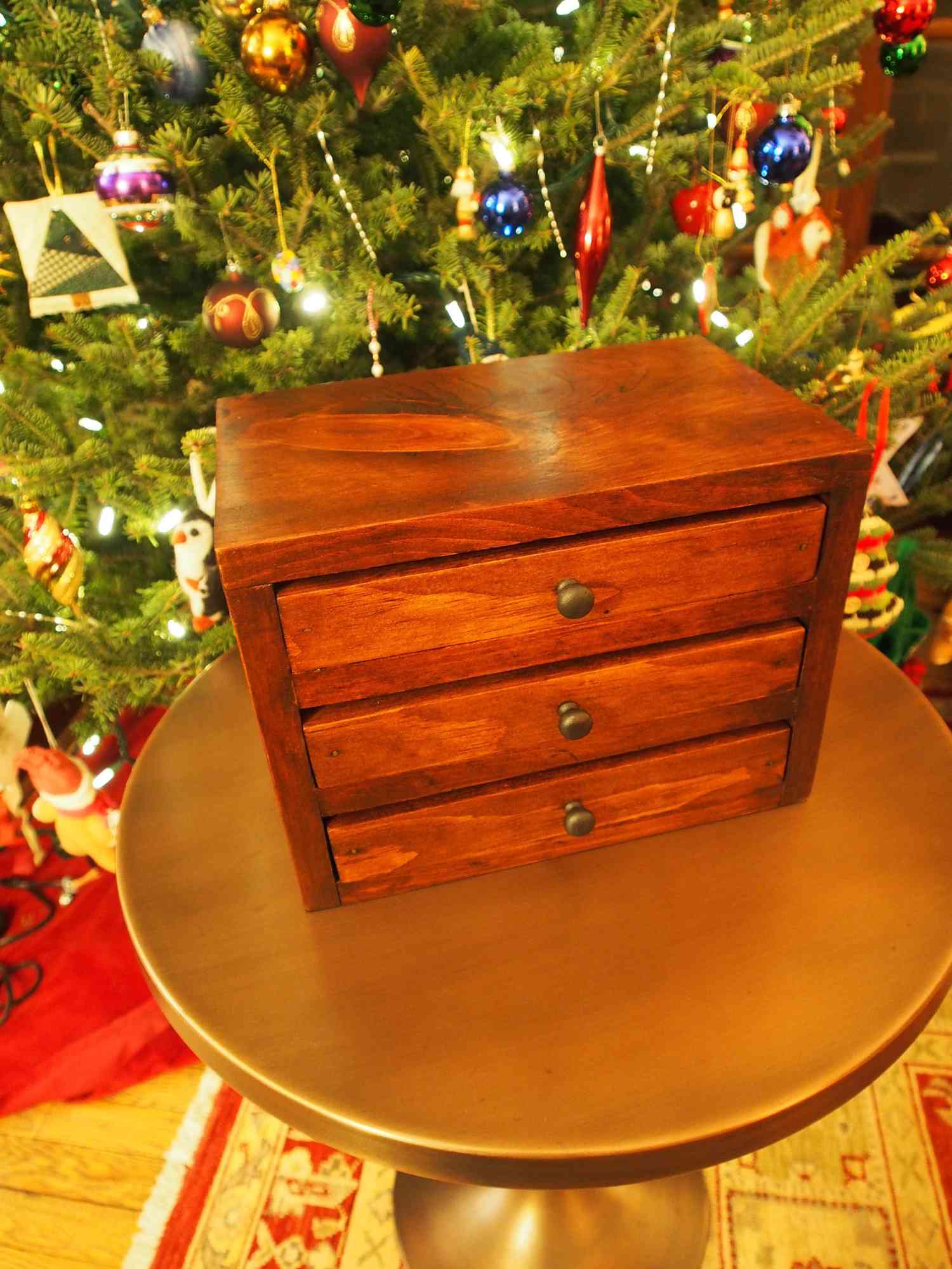 圣诞树前的一个DIY首饰盒