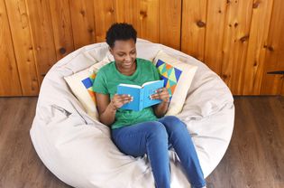 年轻女性阅读DIY豆袋椅