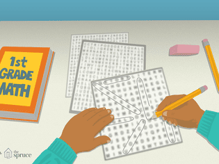 一个孩子在一年级的数学书旁边做单词搜索的插图
