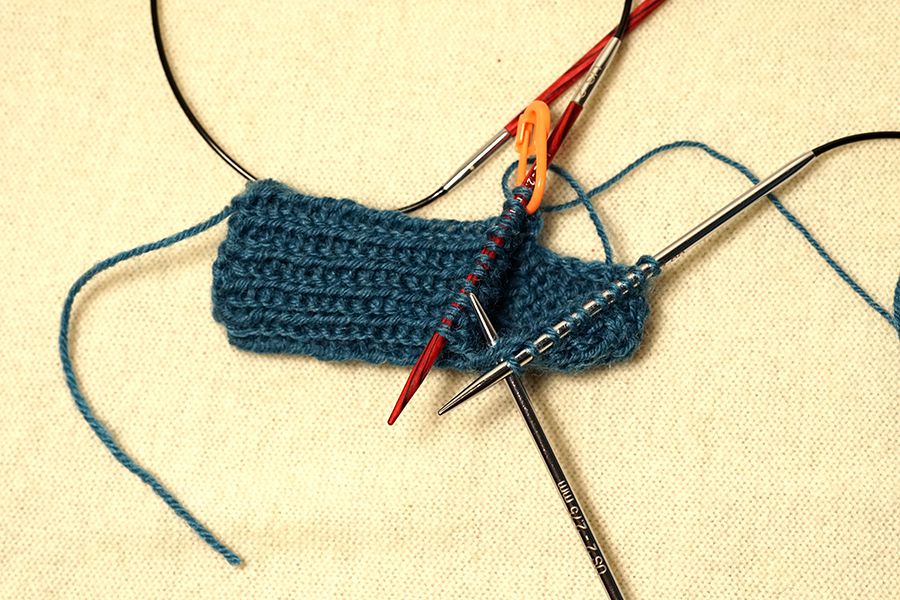 形成蓝色的衣袖钩针袜子。