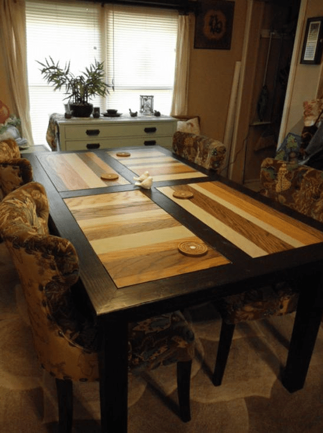 一张木制的餐桌