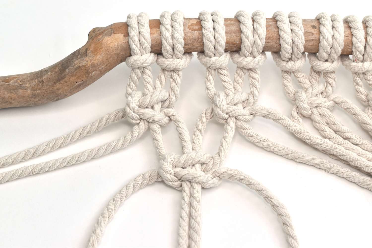 预留两个左绳索和领带与接下来的四方结绳