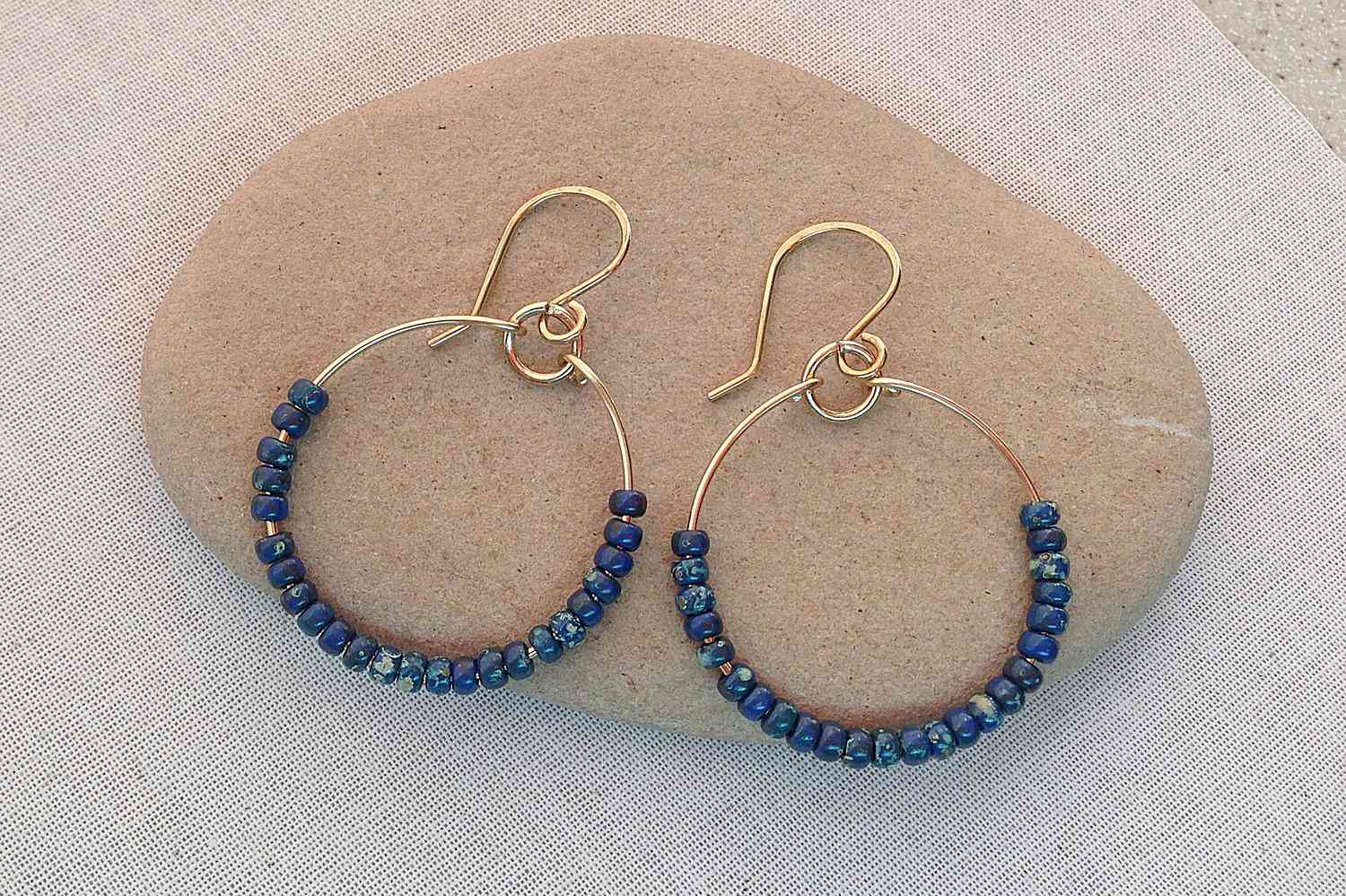 金线箍耳环与8/0蓝色毕加索完成种子珠