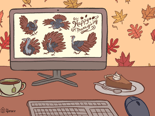 一个桌面屏幕的插图与火鸡剪贴画之一。一块南瓜派和一杯茶在屏风下面。