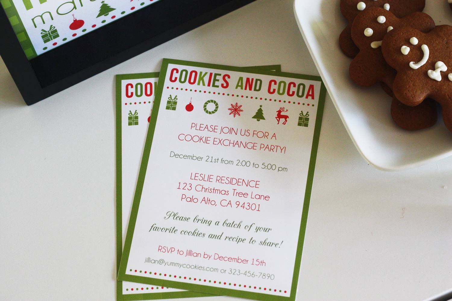 一张饼干和可可圣诞派对的请柬放在桌子上