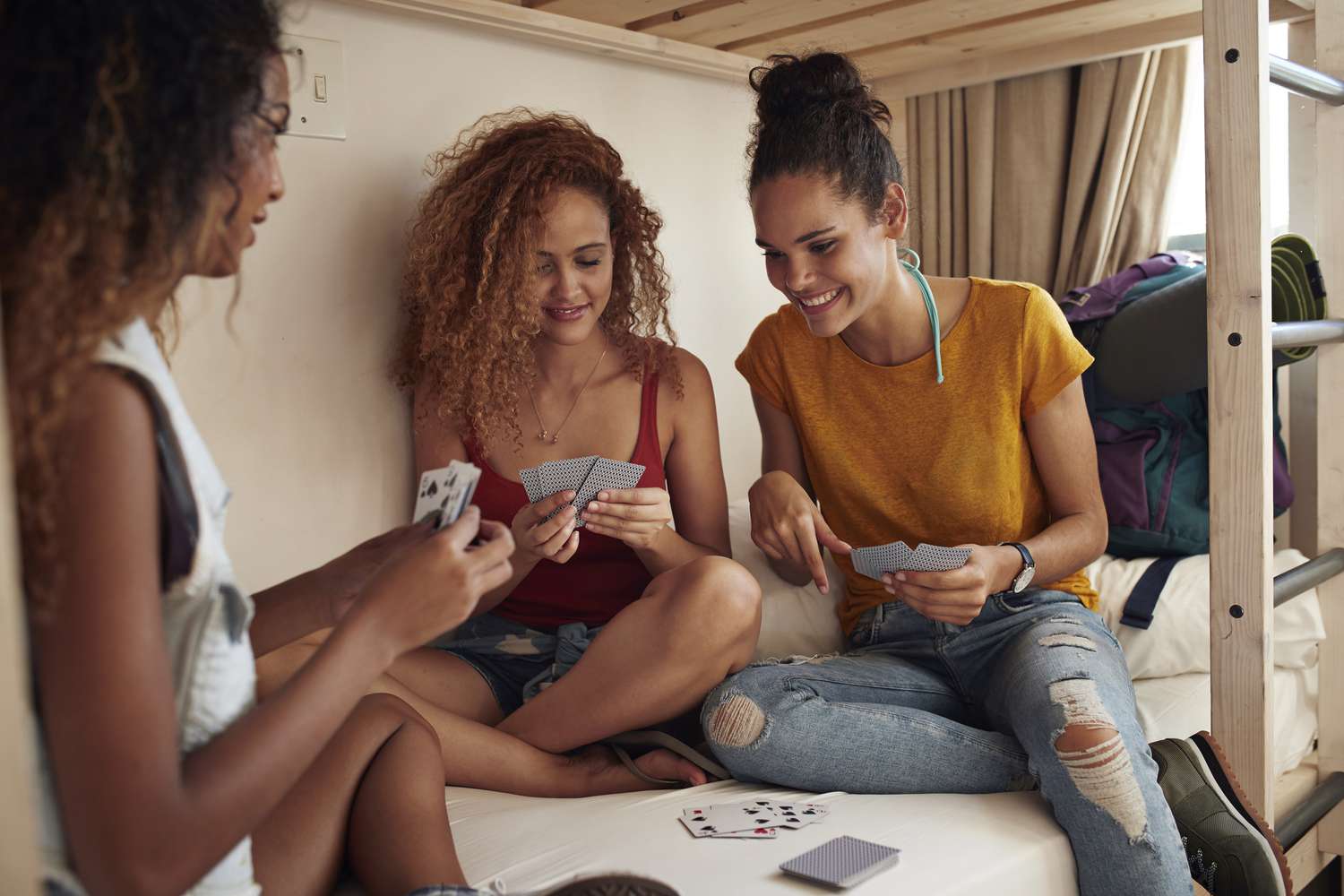 年轻女子在青年旅社打牌