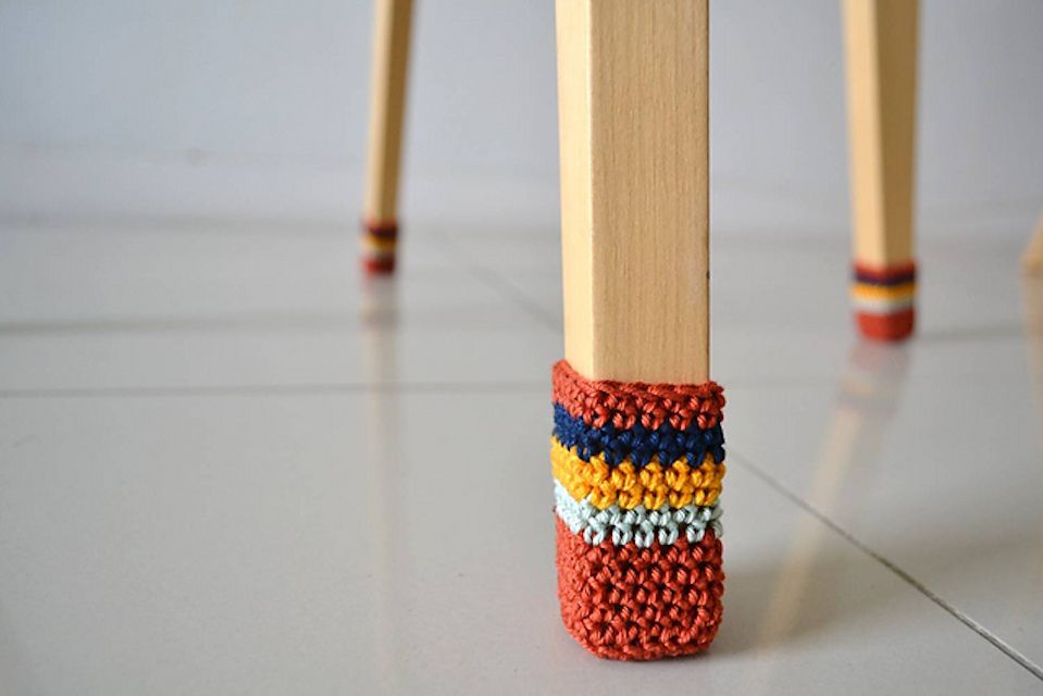 厨房的椅子上,用钩针编织的袜子