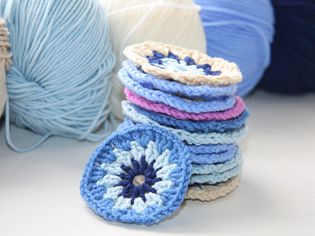 不同颜色的棉纱针织圆形图案。
