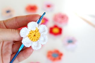 用棉纱编织的花。