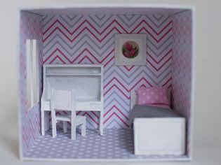 Roombox girl's room on a smaller scale