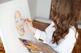 年轻的女孩画家在艺术过程中