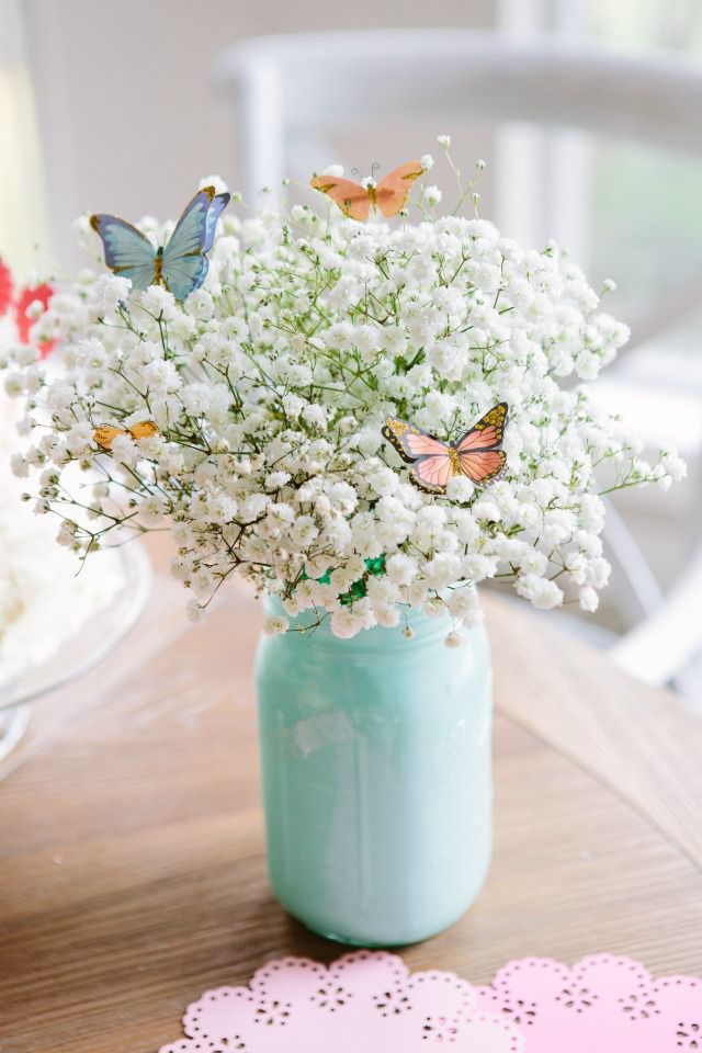 蓝色花瓶里的花束和纸蝴蝶