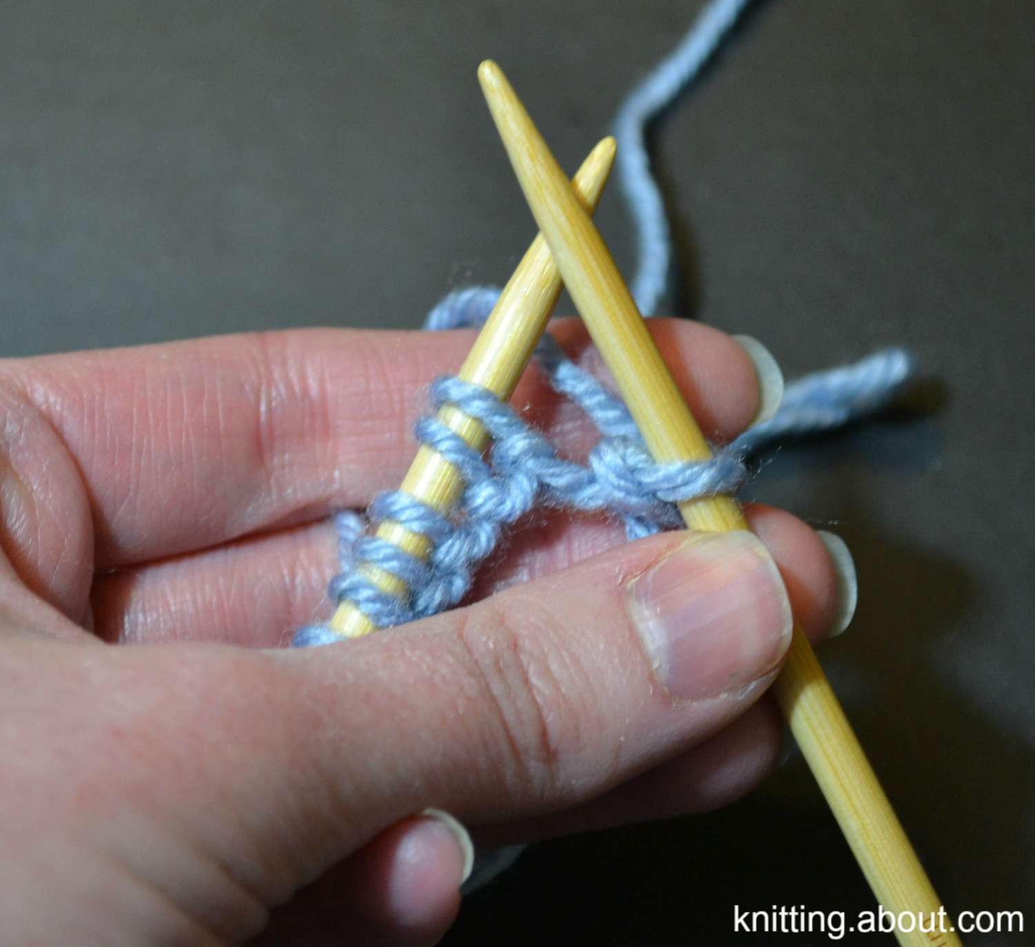 在欧洲大陆编织中完成一针针法。