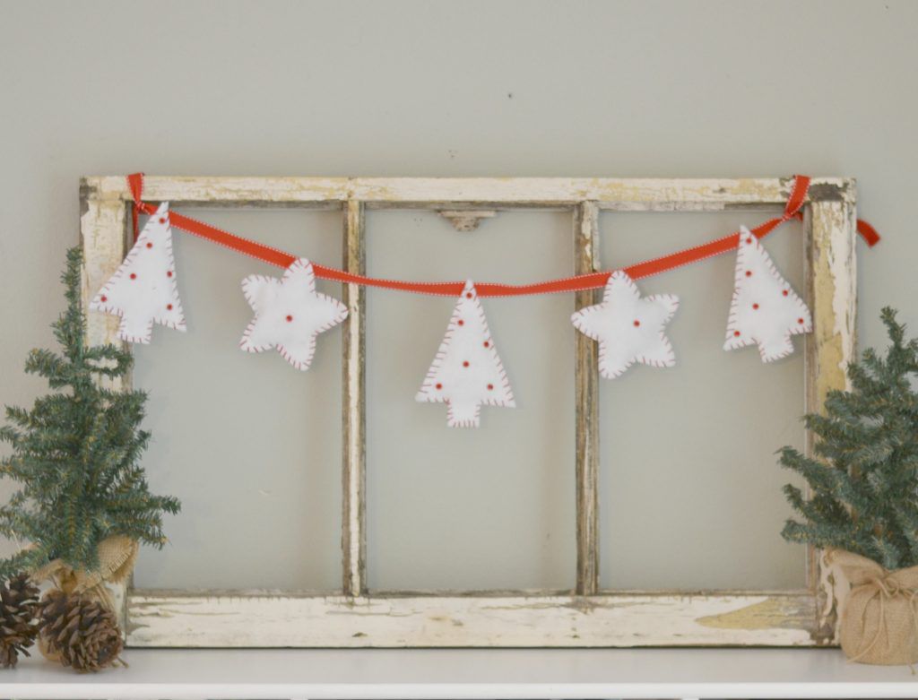 觉得圣诞树和明星旗帜挂在一个木制框架。