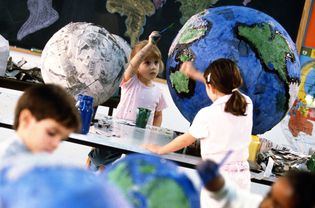 孩子们在做纸制地球仪