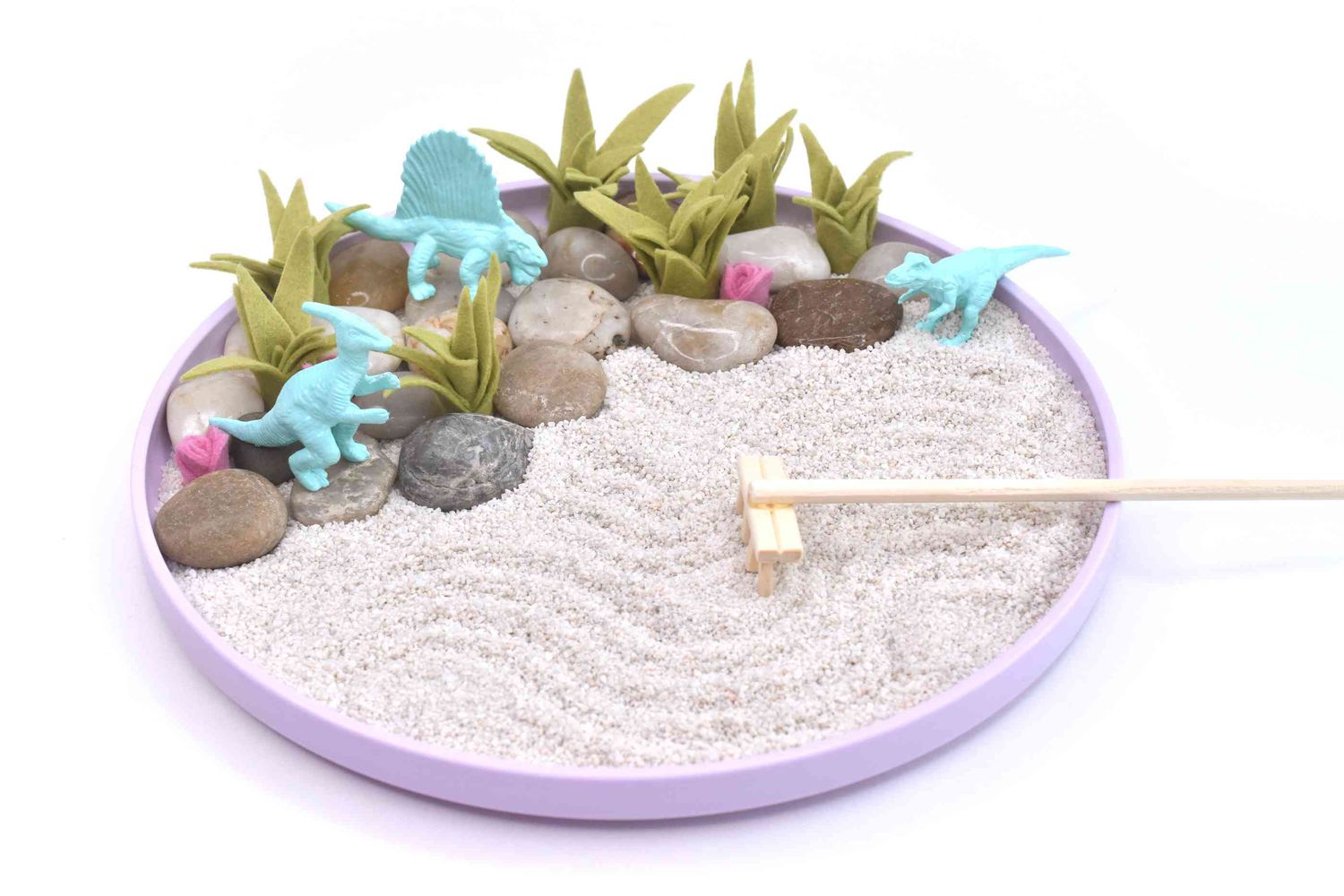 正念沙花园由岩石和恐龙玩具