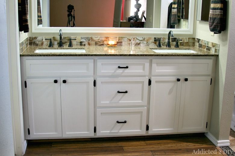 一个白色的DIY浴室盥洗台安装在浴室