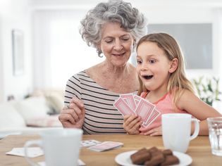 孩子和奶奶玩扑克牌