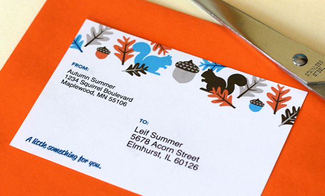 橙色信封上的秋季主题地址标签模板。