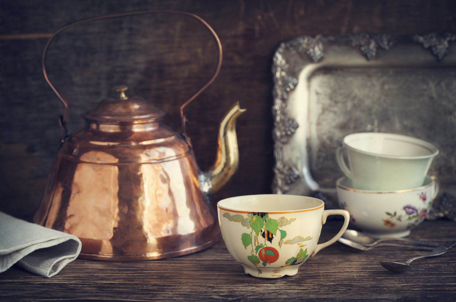 古董茶壶和茶杯