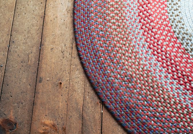 彩色的圆形硬木地板上编织地毯