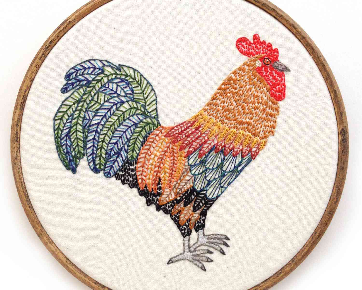 公鸡刺绣图案在织物上的刺绣箍。