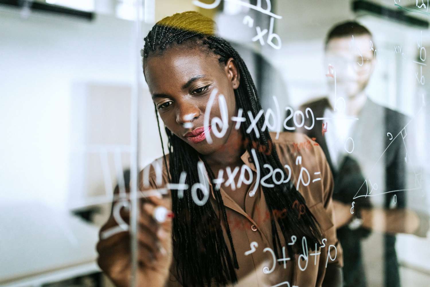 透明的擦黑板上写数学公式