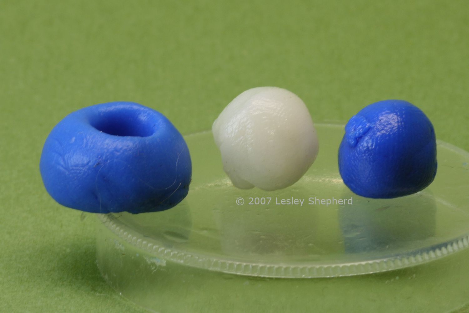 硅胶模具腻子的两个部分，一个在白色和另一个在蓝色，和一个完成的蓝色模具。