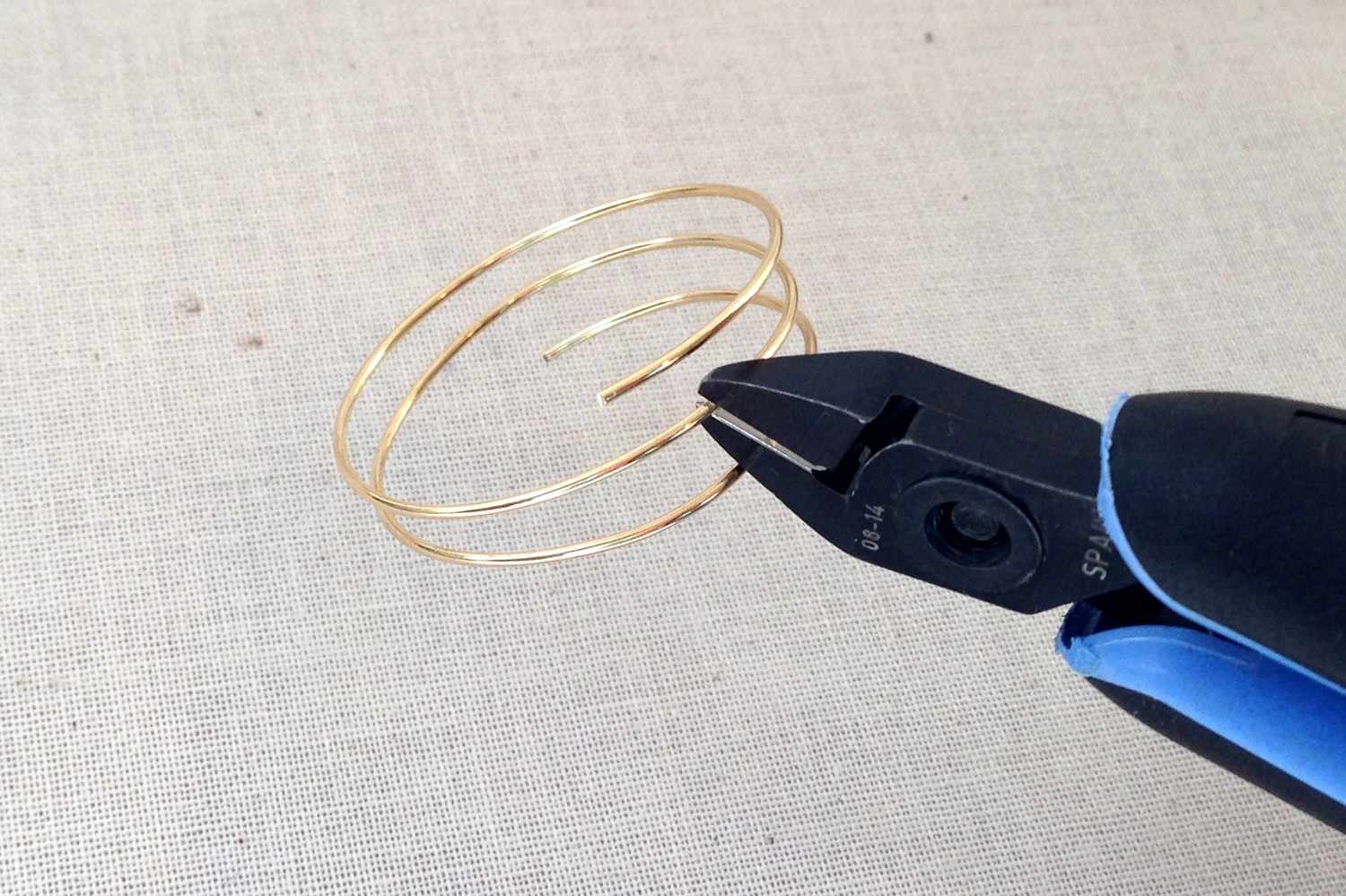 把铁丝环剪开做成两个单独的环