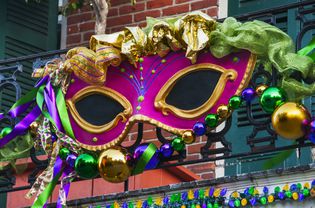 美国路易斯安那州新奥尔良市，阳台栏杆上挂着狂欢节面具