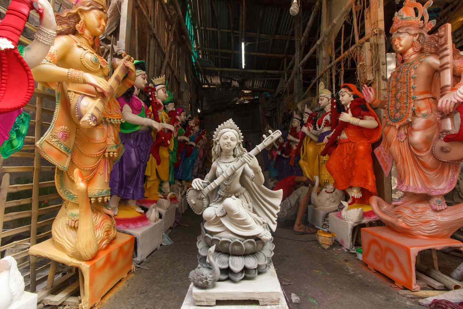 美生粘土雕塑的印度教女神萨拉斯瓦提