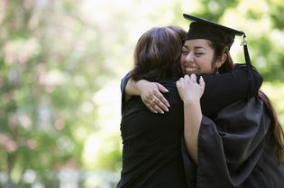 西班牙裔母亲拥抱大学毕业生女儿