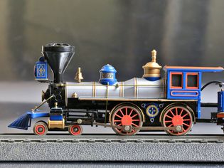 玩具模型火车在铁轨上