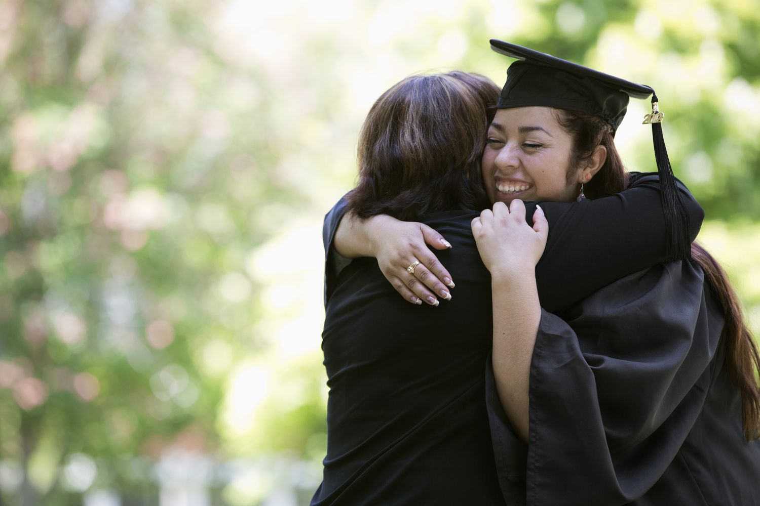 西班牙裔母亲拥抱大学毕业的女儿