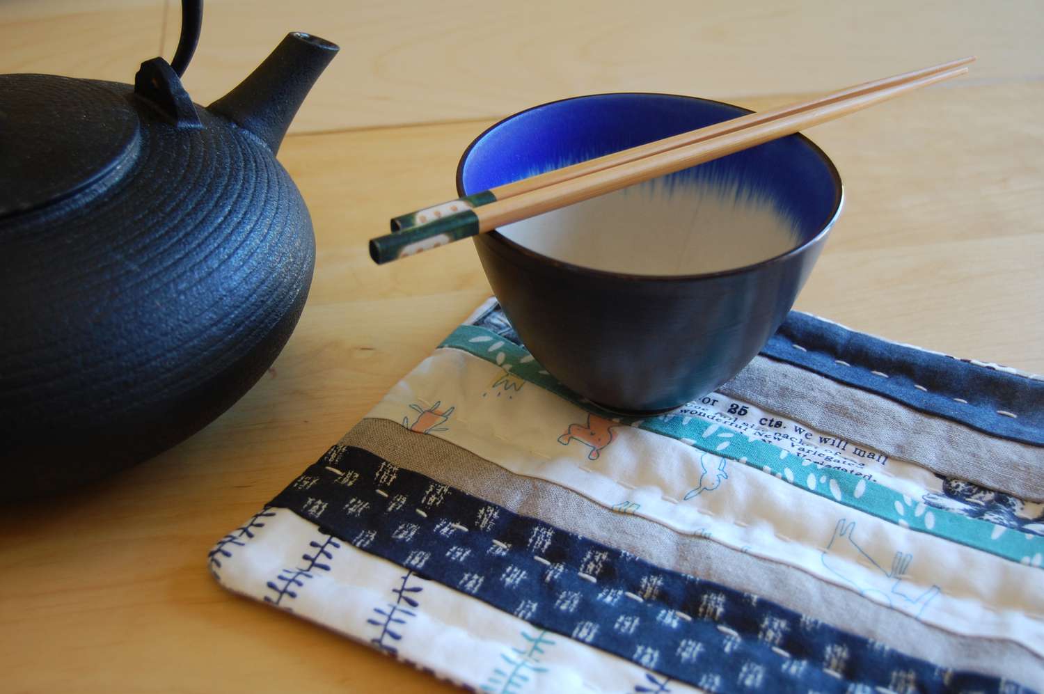 一个破旧的锅架，上面放着碗、筷子和茶壶