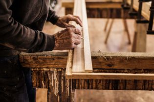 木匠的手在测量木框。