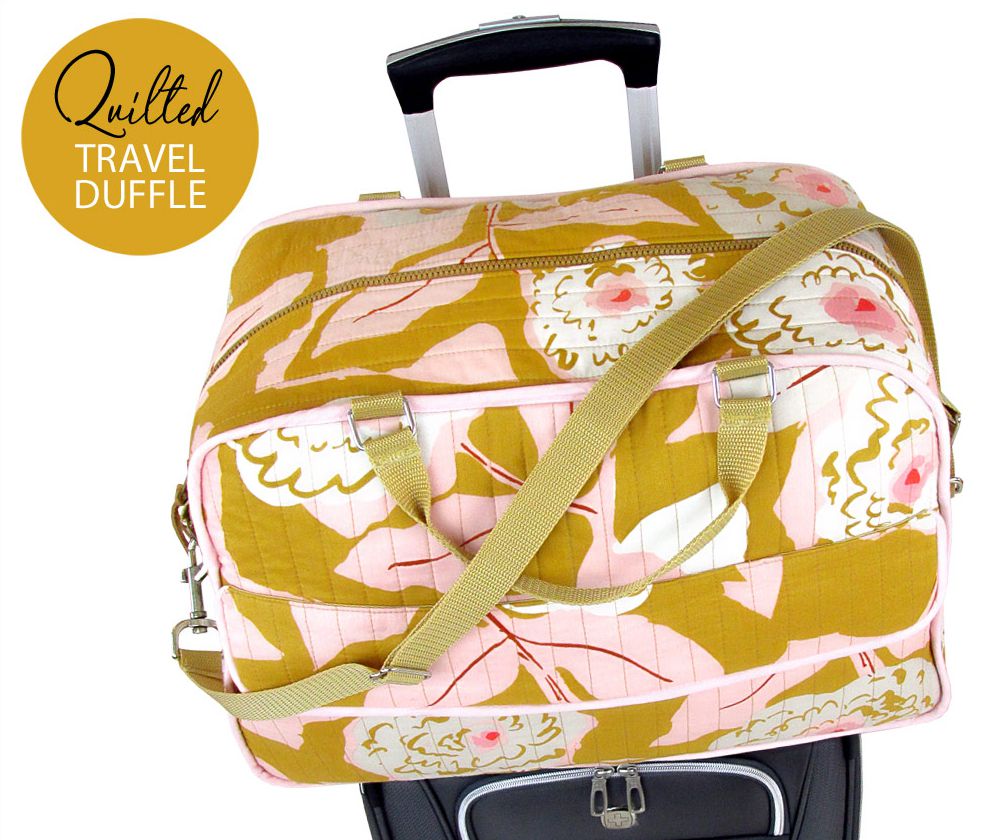 一个绿色和粉色的行李包放在手提箱上面