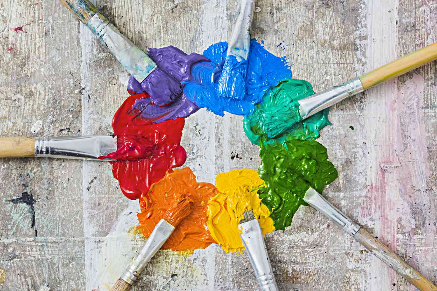 刷子和油漆形成一个混乱的彩色轮