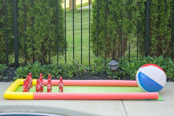 DIY室外保龄球比赛池面,沙滩球,和塑料可乐瓶。