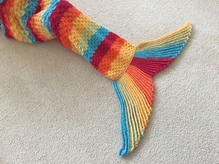 彩虹美人鱼的尾巴钩针毯子