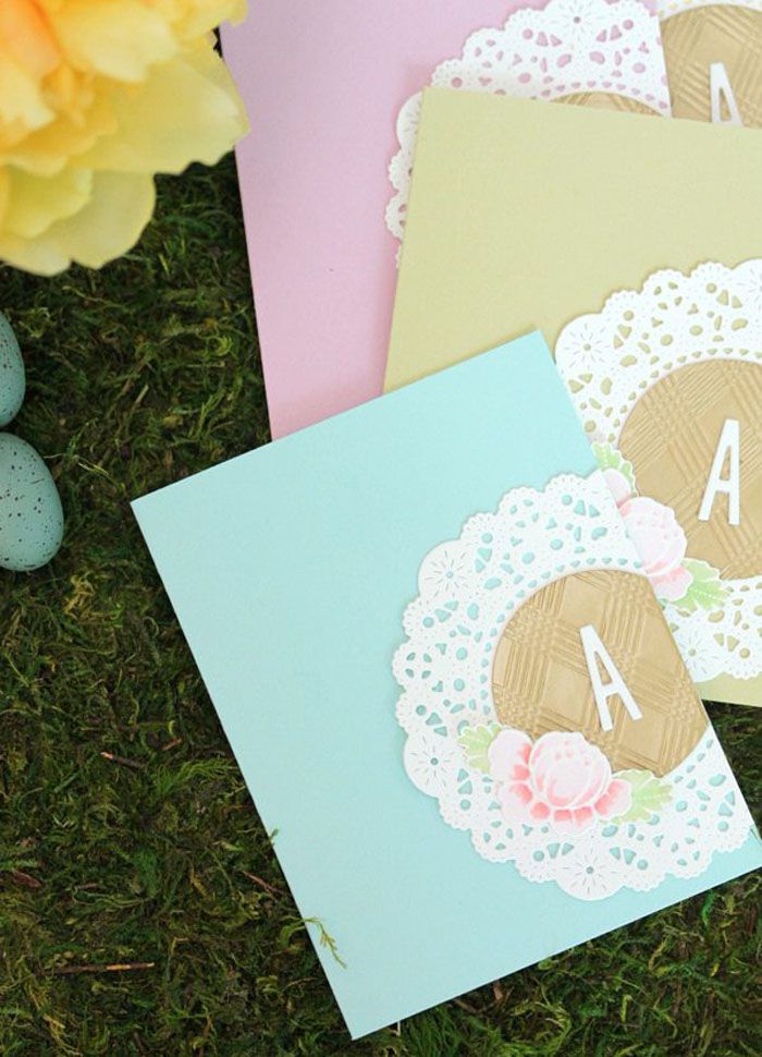 纸蕾丝婚礼卡片与字母组合