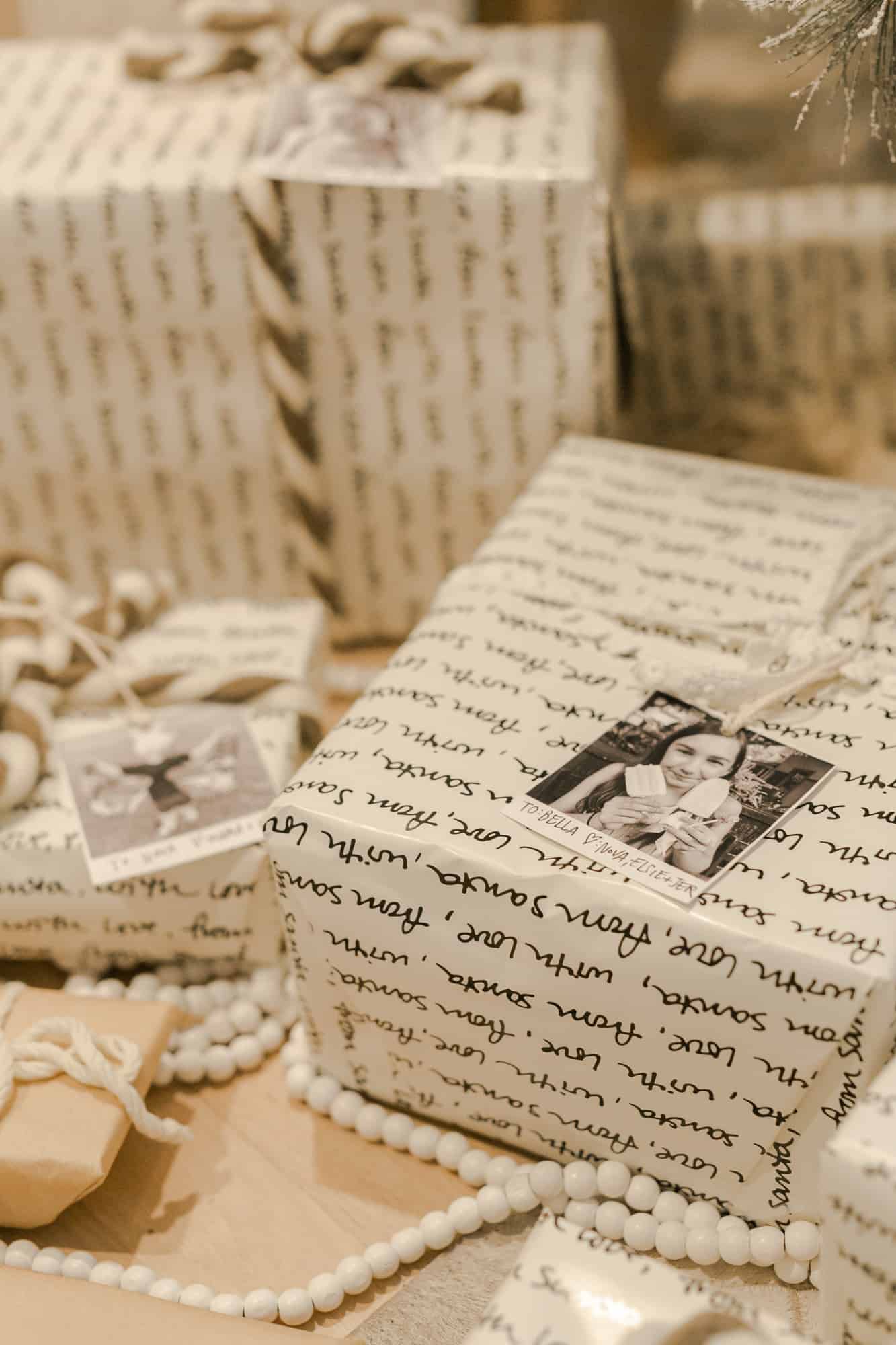礼品用白色包装，并附有照片礼品标签。