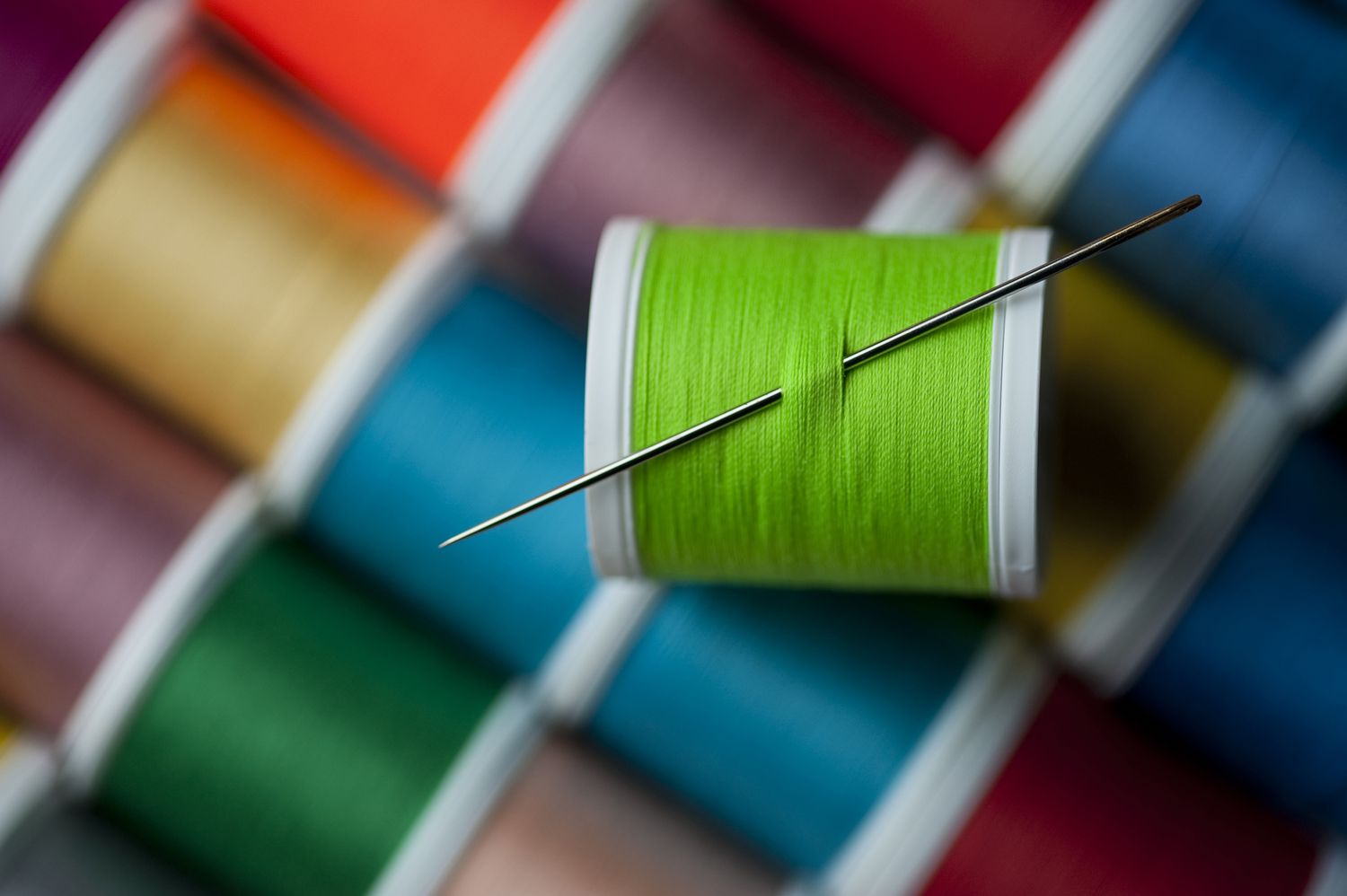缝纫针和彩色的线程