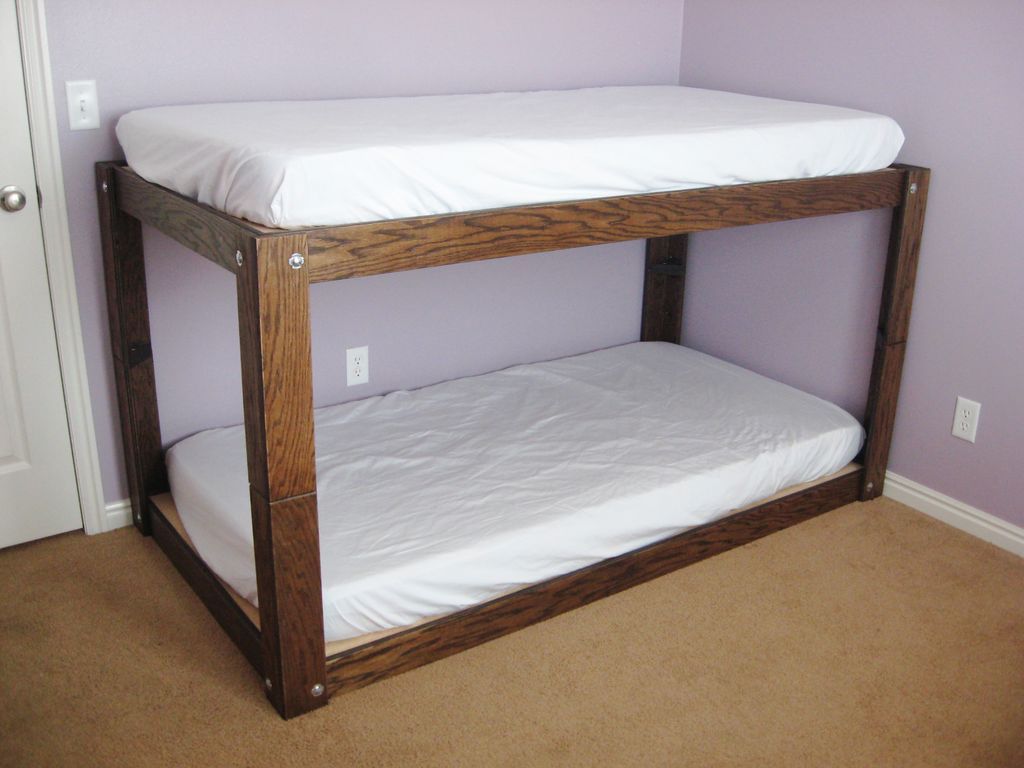 一个木头双层床在卧室里