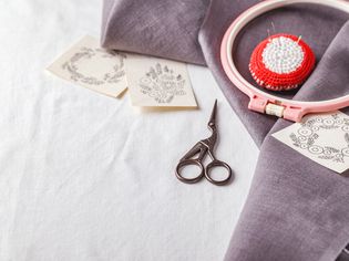 刺绣。亚麻织物,刺绣图案、刺绣箍和needls。