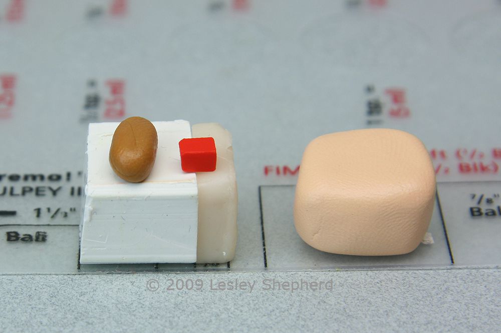 白色的、半透明的、赭色的和少量的红色聚合物粘土，用于制作微型面包面团